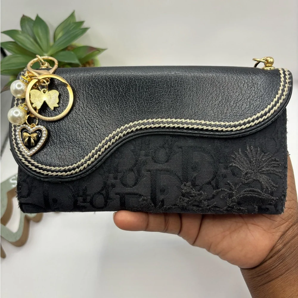 Elegant Christian Dior Wallet on Chain - Picture 4 of 14